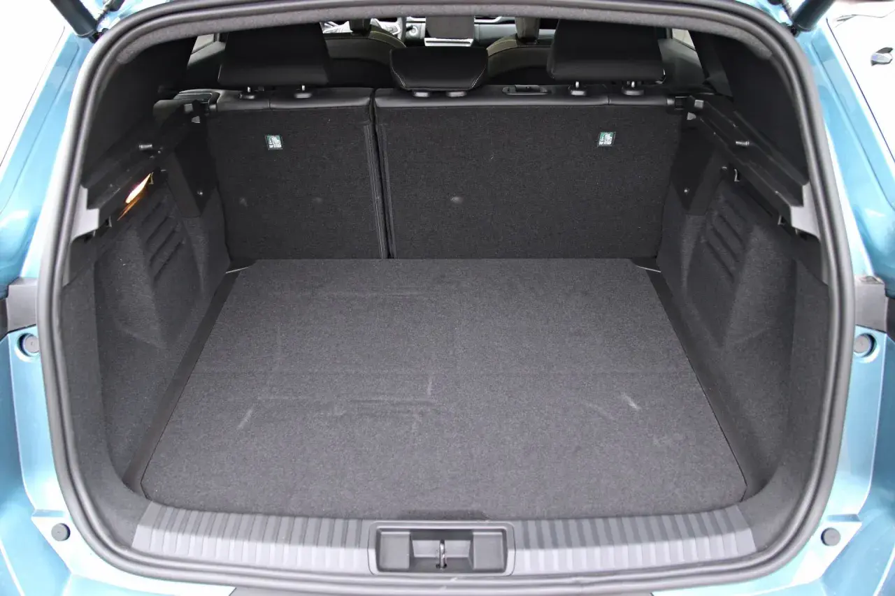 Pusty bagażnik Renault Symbioz, gotowy na podróż. Sprawdź, jak jego wymiary pomieszczą Twoje bagaże.