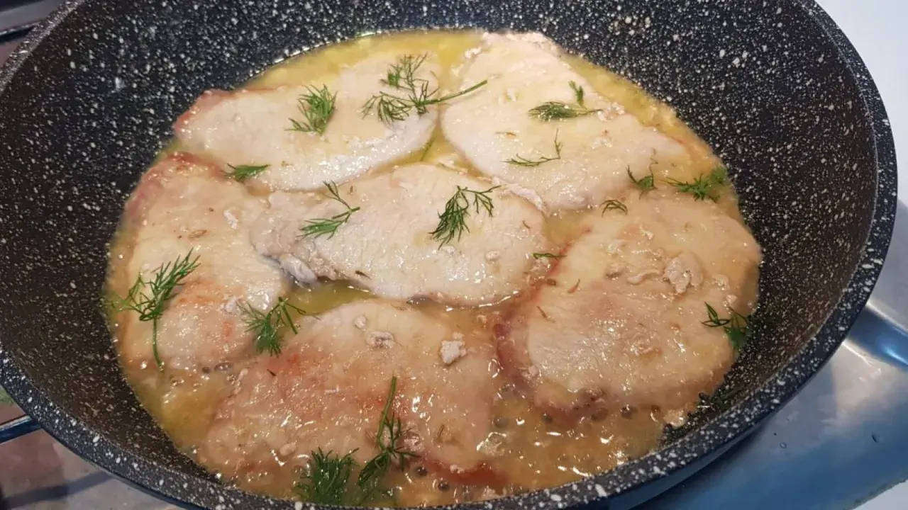 Scaloppine di maiale in padella con un sughetto dorato e finocchietto fresco.