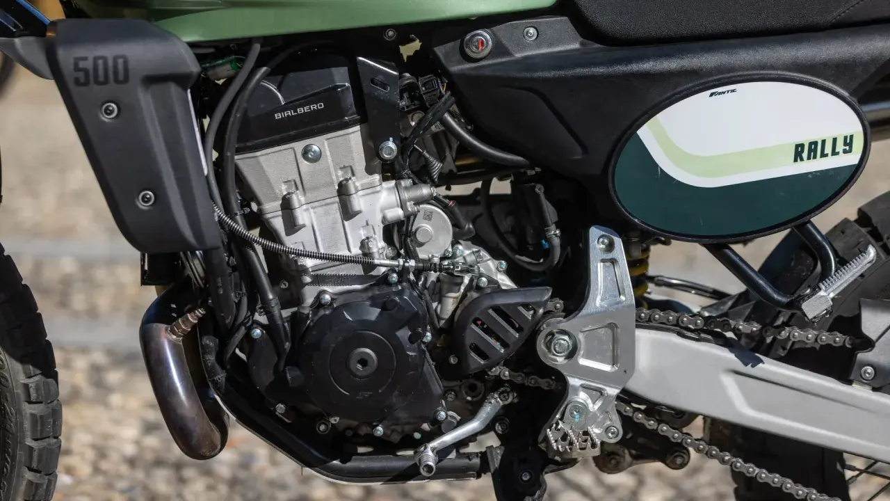 Dettaglio motore Fantic Caballero 500 Rally. Nessun problema visibile, solo la potenza del Bialbero.