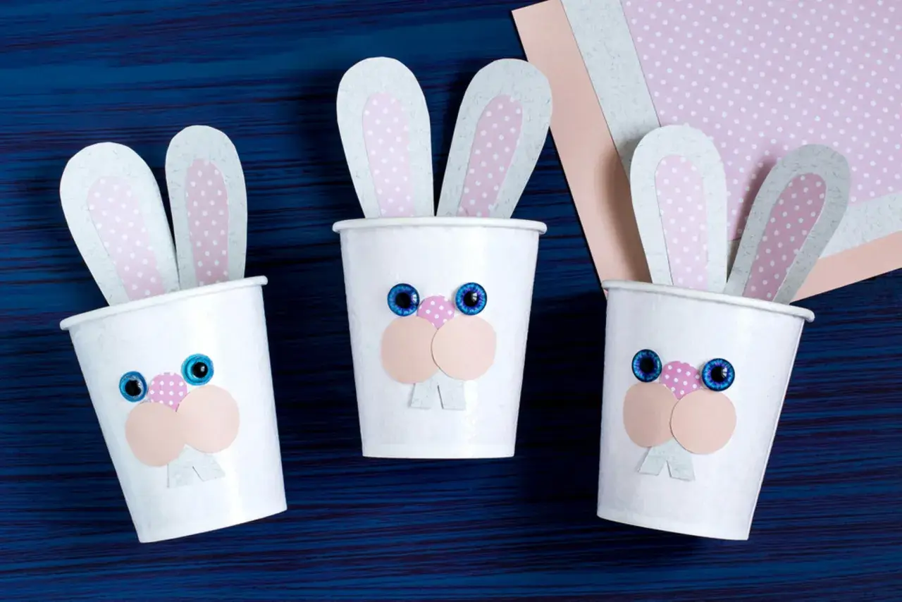Drei süße Osterhasen-Becher, ideal zum Basteln Ostern Kinder 3 Jahre. Mit großen Kulleraugen und rosa Ohren.