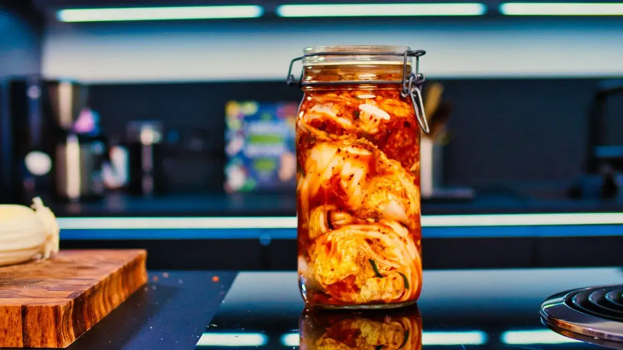 Ein Glas mit fermentiertem Chinakohl, bereit für das Kimchi Rezept.
