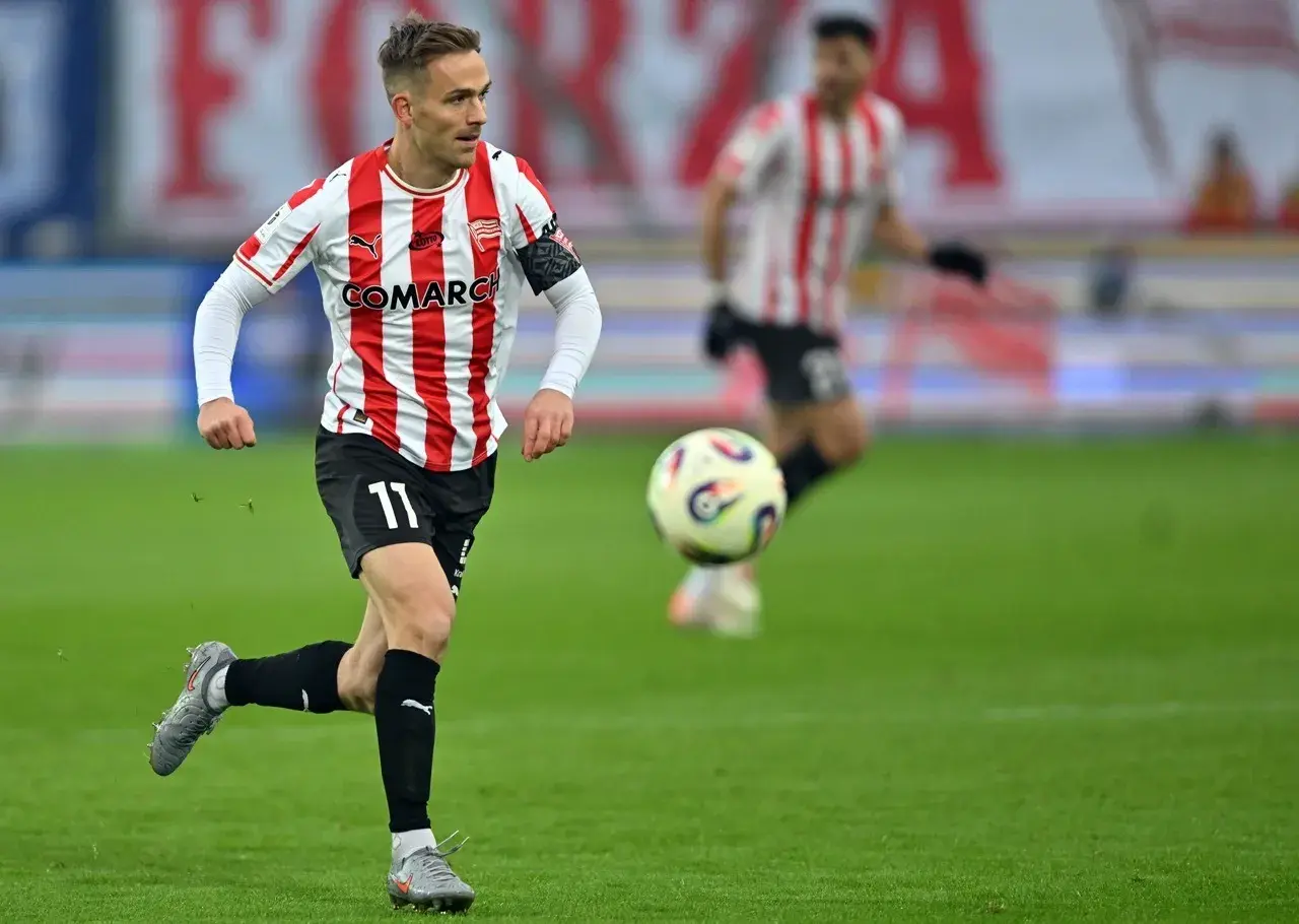 Piłkarz Rakowa Częstochowa z numerem 11 w akcji podczas meczu z Cracovią.