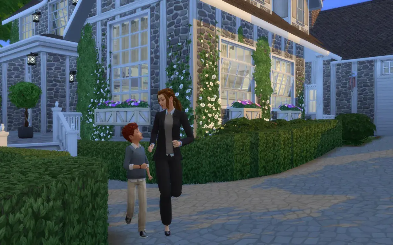 Matka i syn biegną po podjeździe przed domem. Może to być scena z gry The Sims 4, gdzie kod na postarzenie sima jest kluczowy.