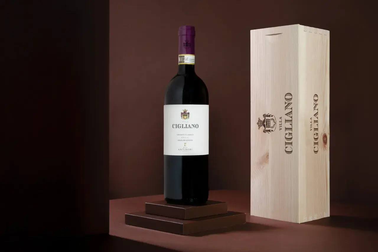 Bottiglia di Chianti Classico Gran Selezione Villa Cigliano, con la sua cassa in legno.