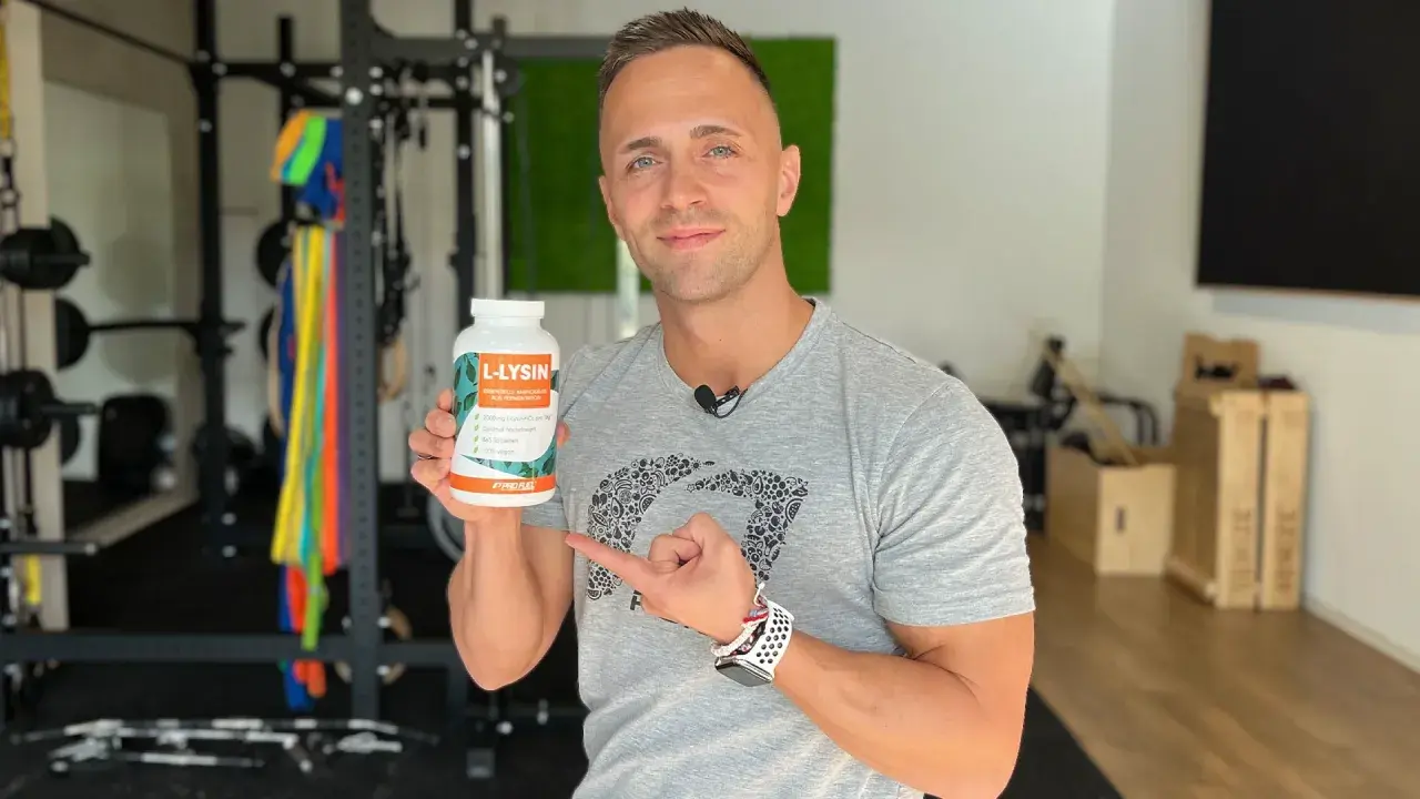 Mann zeigt auf L-Lysin-Dose, die 2000 mg L-Lysin-HCl pro Tag enthält. Ideal für Sportler, die wissen wollen, wieviel Lysin am Tag.