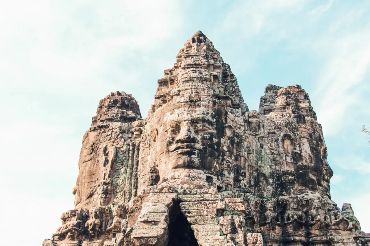 Kamodża co zobaczyć: monumentalna kamienna twarz na bramie świątyni Bayon w Angkor.