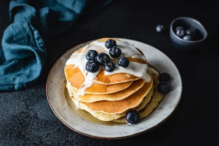 Puszyste dietetyczne pancakes: 3 składniki, bez wyrzutów sumienia!