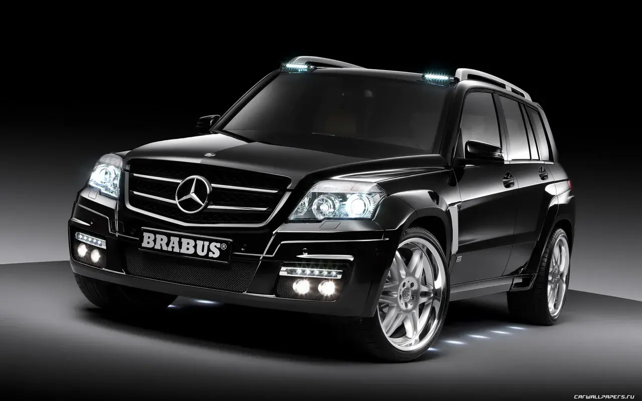 Svart Mercedes GLK 220 med Brabus-styling. Kanske ett problem med extraljusen på taket?
