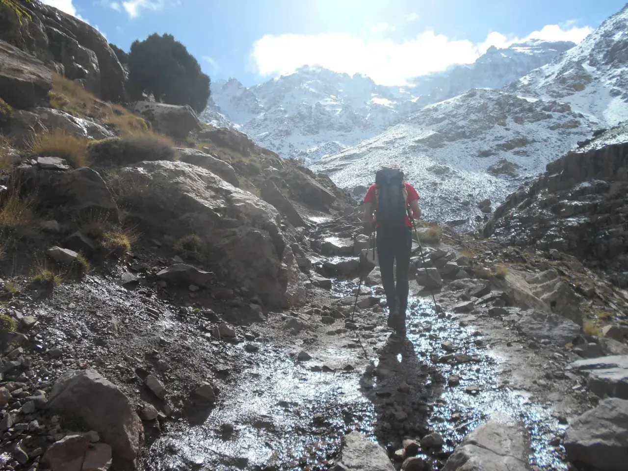 Senderismo en el Toubkal, la dificultad se nota en el camino rocoso y mojado.
