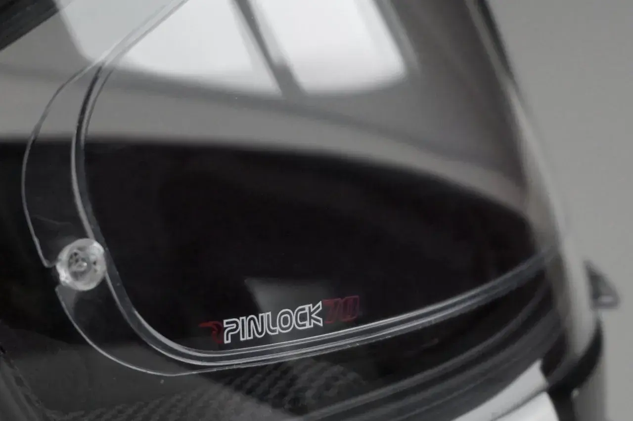Visor de casco de moto con logo Pinlock 70. Ideal para evitar el empañamiento y mejorar la visibilidad en cualquier condición climática.