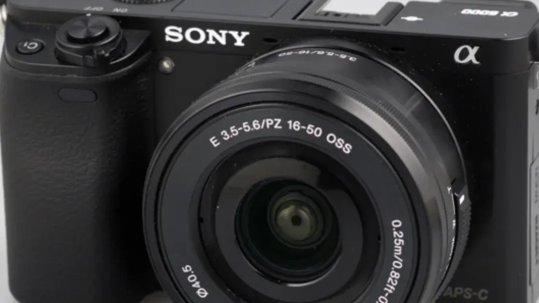 Jakie obiektywy pasują do Sony Alfa 6000? Sprawdź najlepsze opcje