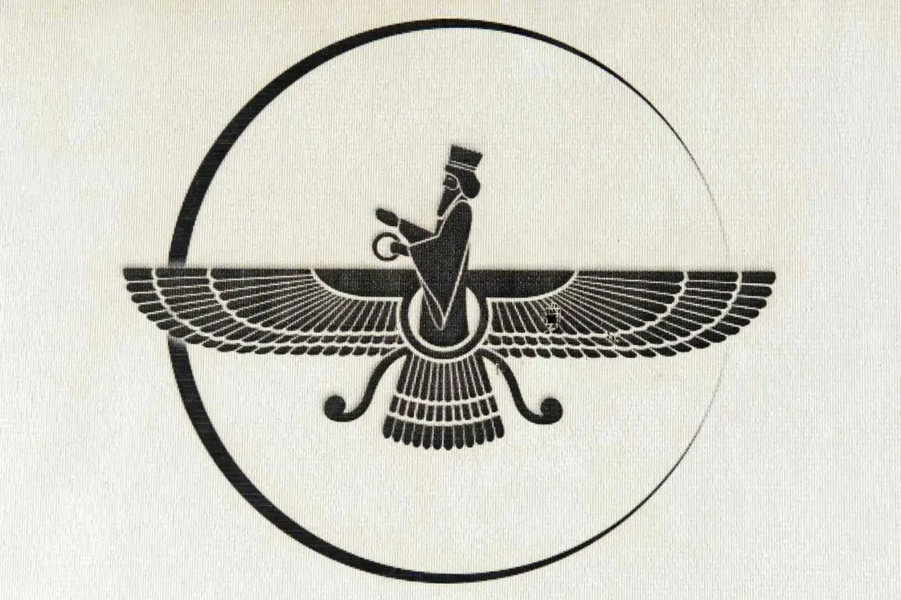 Symbol Faravahar, przedstawiający skrzydlatego człowieka, jest kluczowym elementem zoroastryzmu.