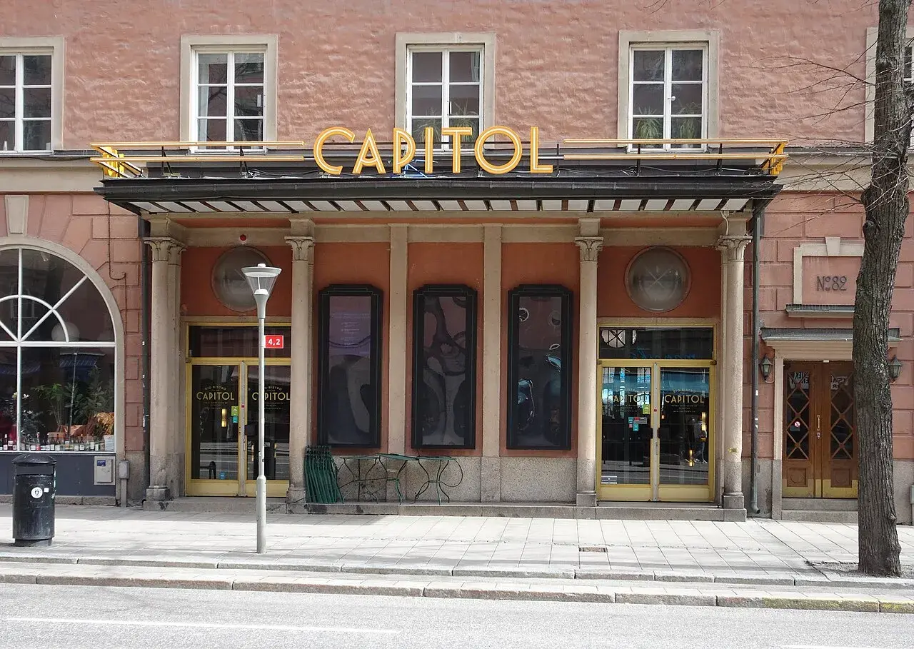 Capitol Stockholm, en klassisk fasad med neonskylt.
