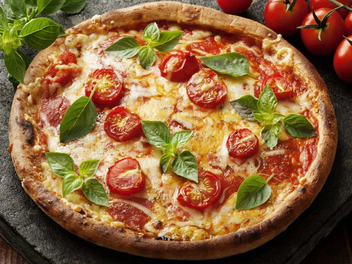 Pyszna pizza z pomidorkami i bazylią. Proste ciasto na pizzę zawsze wychodzi, a ta wygląda idealnie!