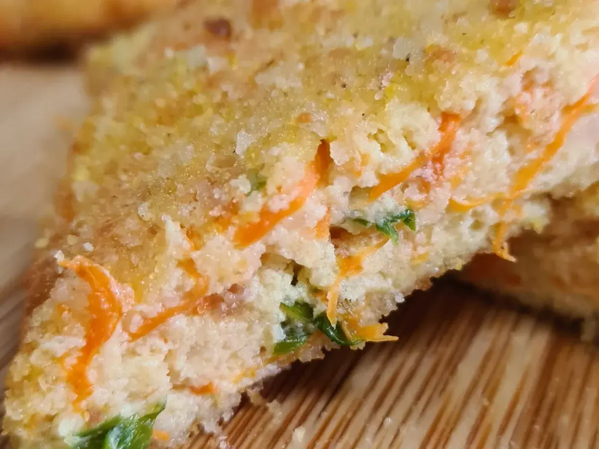 Cotolette di zucca in friggitrice ad aria, dorate e croccanti, con un ripieno morbido e colorato di carote e prezzemolo.