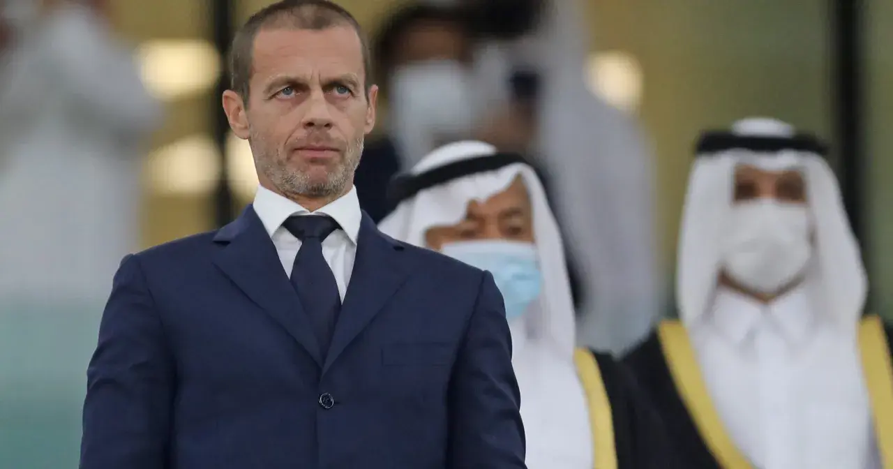 Aleksander Čeferin, prezydent UEFA, w granatowym garniturze, z uwagą obserwuje wydarzenia.