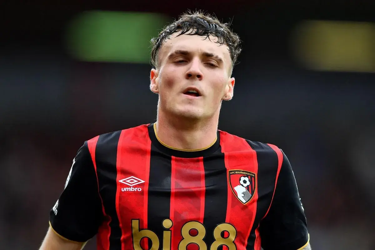 Piłkarz AFC Bournemouth w czerwono-czarnej koszulce, gotowy na kolejne bournemouth transfery.