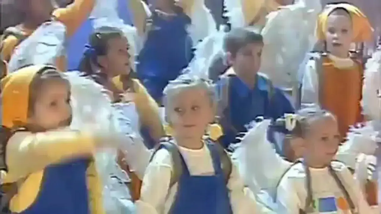 Dzieci w strojach jak z **Arki Noego**, uśmiechnięte, wesołe. **Święty** uśmiech na twarzach.