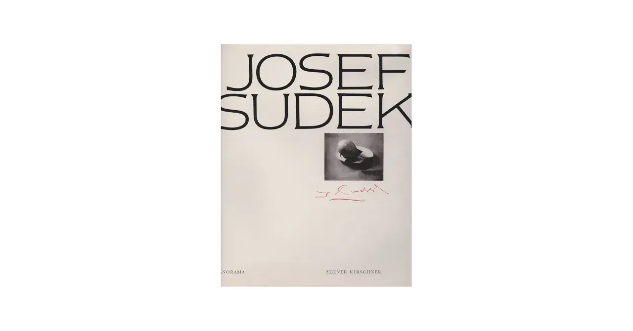 Okładka książki z napisem JOSEF SUDEK, małym zdjęciem gruszki i podpisem.