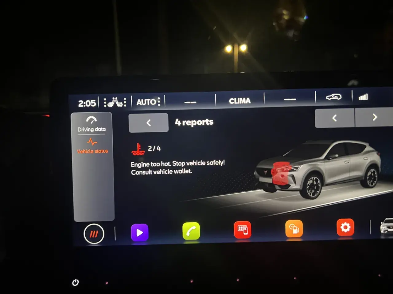 Alerta de motor sobrecalentado en Cupra Formentor. Indica "Engine too hot. Stop vehicle safely!".