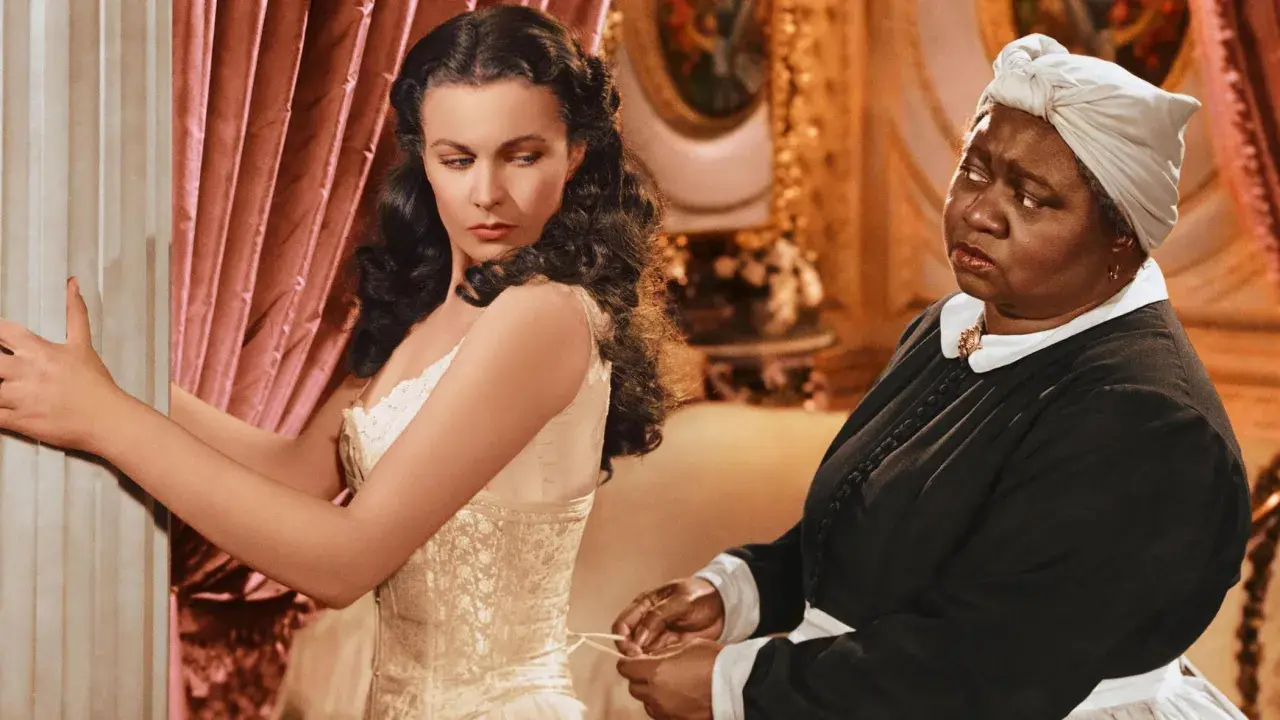 Hattie McDaniel, la prima afroamericana a vincere un Oscar, aiuta Scarlett a indossare il corsetto.