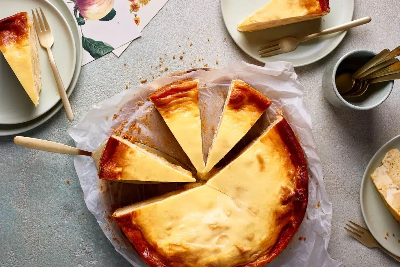 Ein köstlicher Apfelkuchen mit Schmandguss, angeschnitten und bereit zum Genießen. Goldbraune Kruste und cremige Füllung.