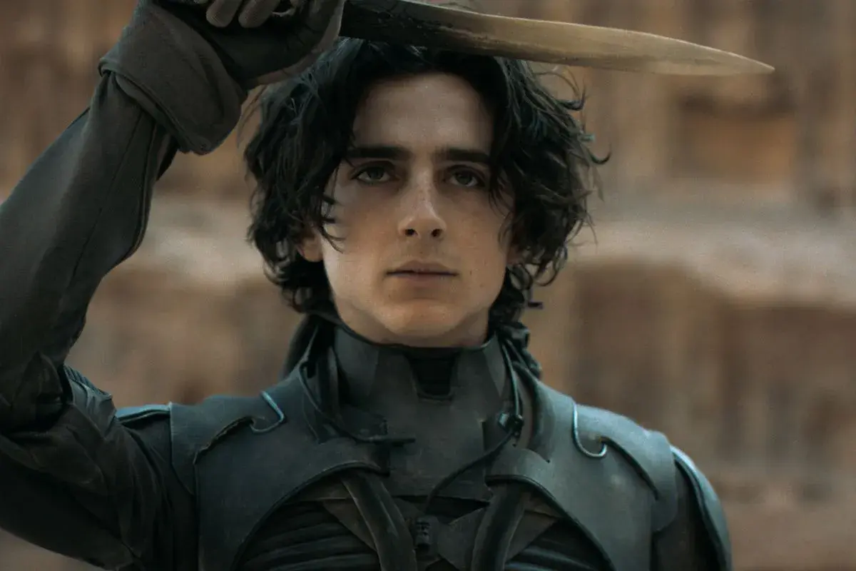 Paul Atreides, en av huvudrollerna i Dune, håller upp ett blad.