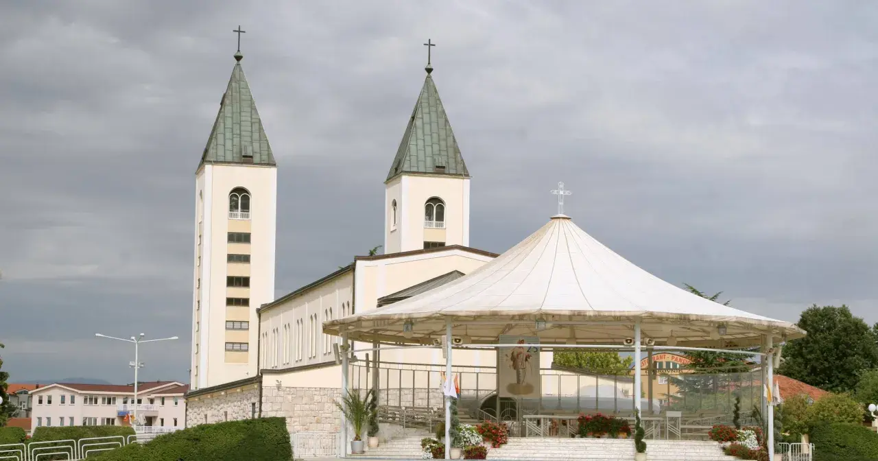 Kościół w Medziugorie z dwoma wieżami i zadaszoną sceną. Miejsce pielgrzymek, gdzie wierni doświadczają objawienia w Medziugorie.