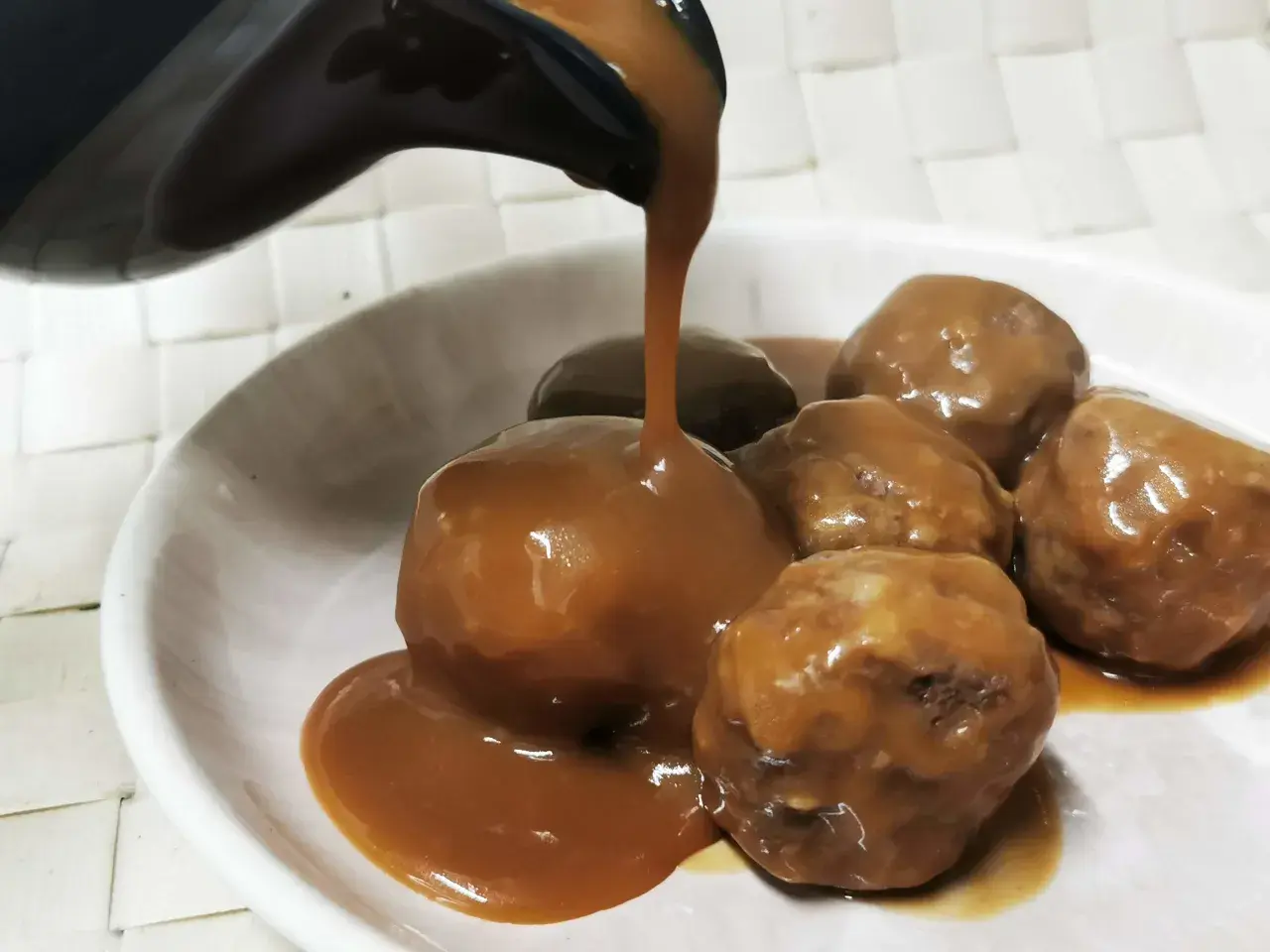 Albóndigas cubiertas con una rica salsa española, listas para ser disfrutadas.