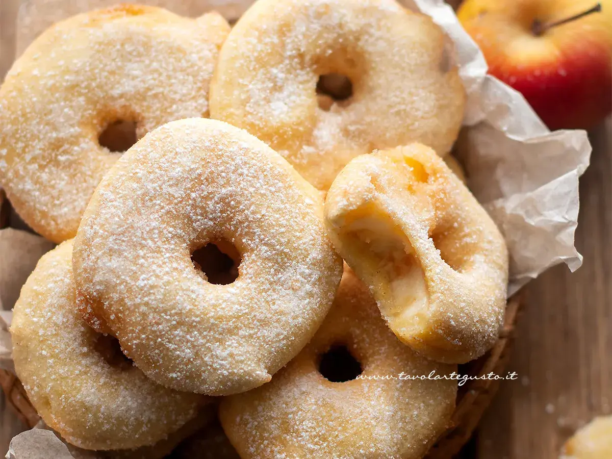 Frittelle di mele della nonna, dorate e cosparse di zucchero a velo, invitano a un morso goloso.
