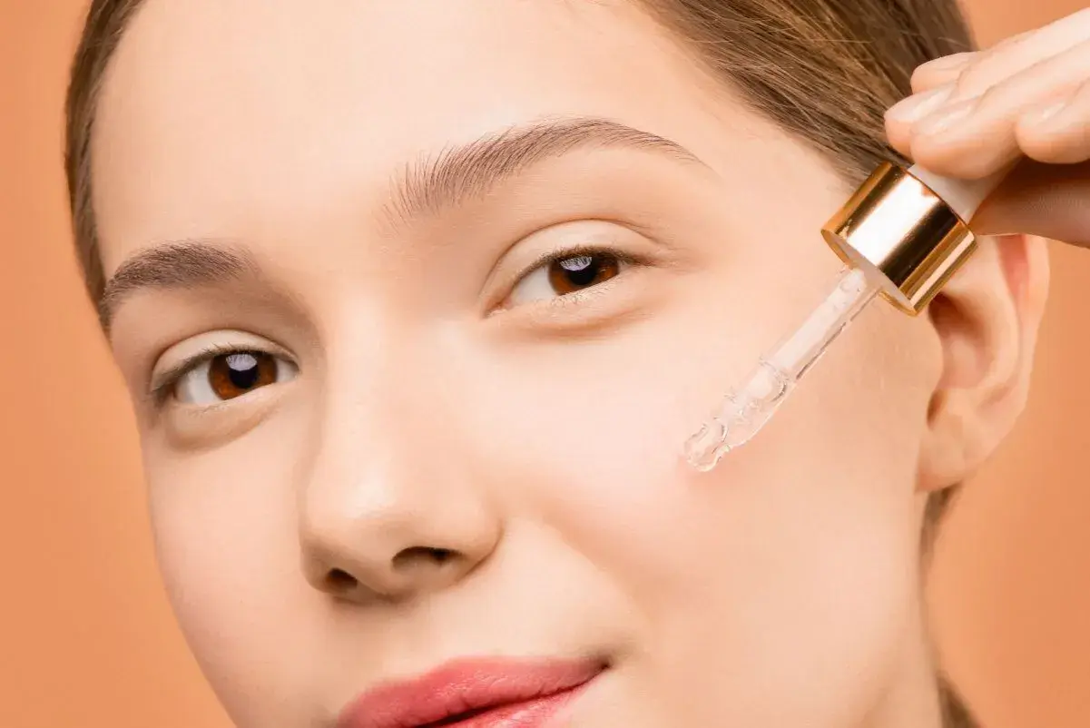 Una gota de el serum cuando se aplica, revitalizando la piel con un toque de frescura.