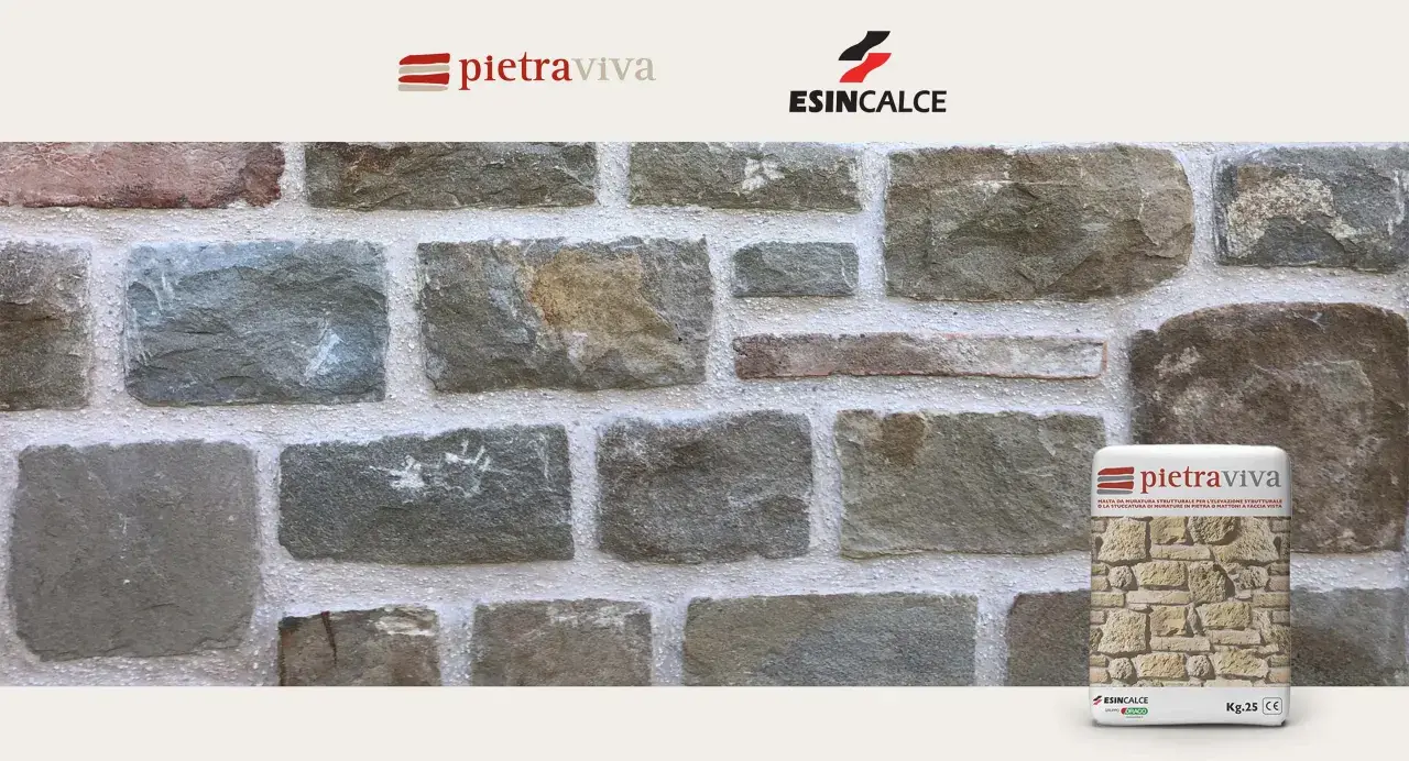 Muro in pietra con malta per tufo a faccia vista. Sacchi di malta Pietraviva e Esincace in primo piano.