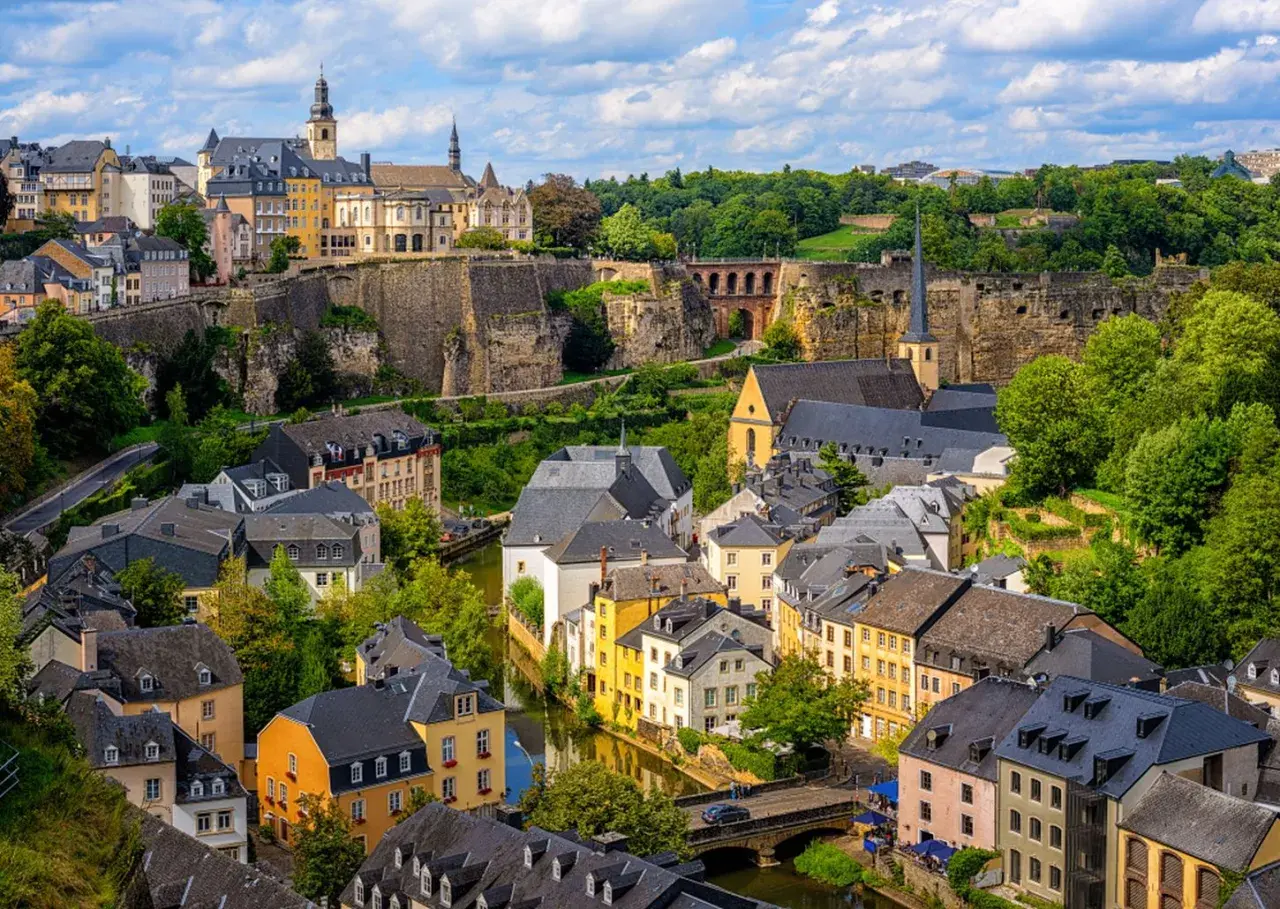 Malownicze miasto Luksemburg, z jego fortyfikacjami i zabytkową architekturą, sprawia, że zastanawiasz się, czy to państwo, czy miasto.
