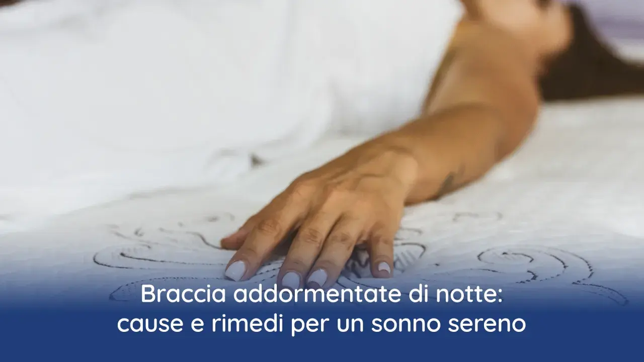 Mano appoggiata su un materasso, con il testo "Braccia addormentate di notte: cause e rimedi per un sonno sereno".