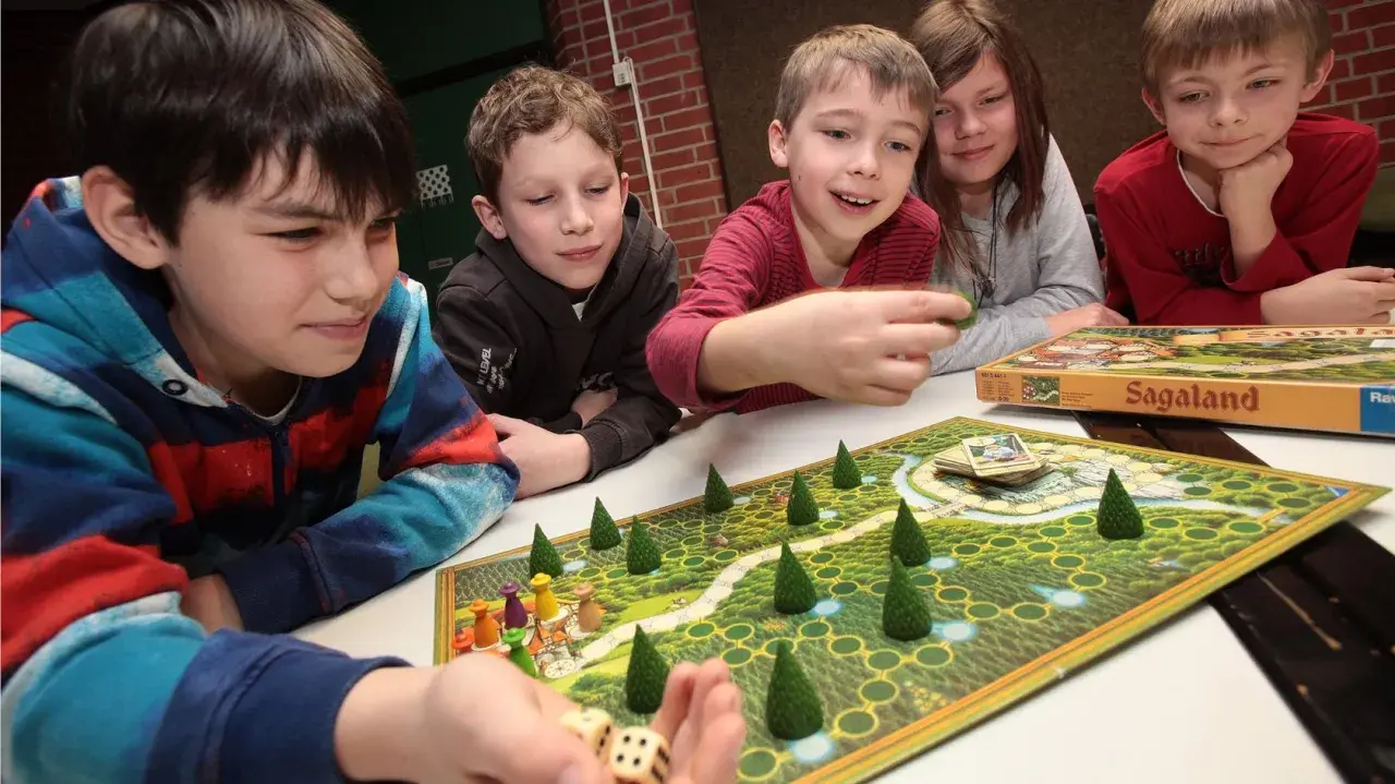Kinder spielen Sagaland, ein klassisches Brettspiel, das die Fantasie anregt. Diese historischen brettspiele fördern strategisches Denken und gemeinsame Freude.