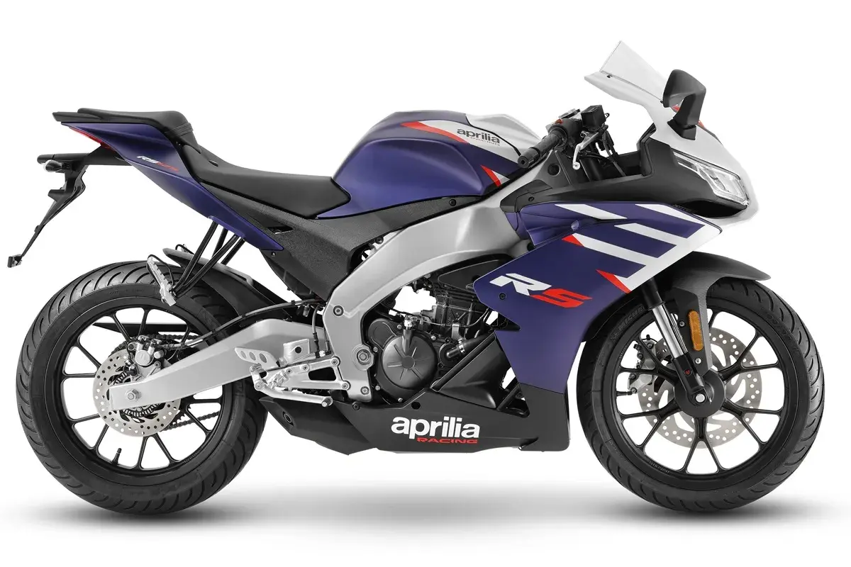 Aprilia RS 125 4T azul y plateada, lista para la carretera.
