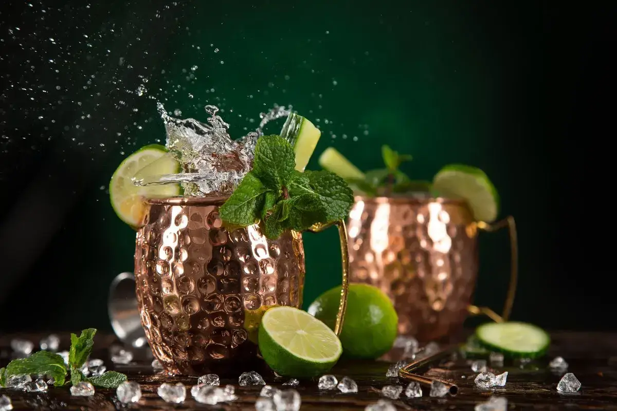 Moscow Mule: lime, menta e zenzero, ingredienti freschi per un cocktail rinfrescante.