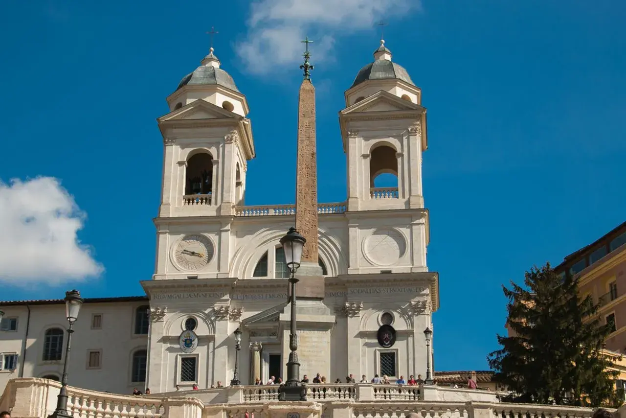 La chiesa di Trinità dei Monti domina la scalinata di Piazza di Spagna, con le sue due torri campanarie e l'obelisco al centro.