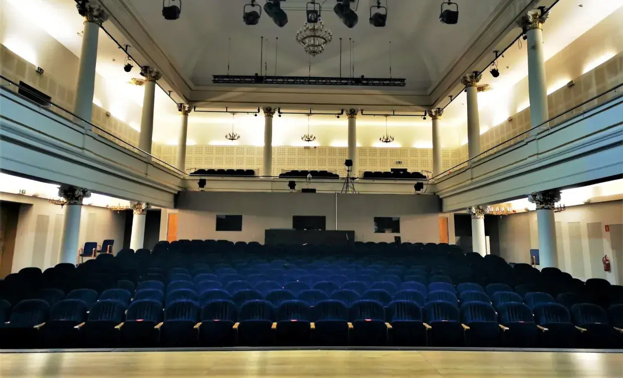 Puste fotele w Teatrze Miejskim w Gliwicach czekają na widzów. Sprawdź repertuar i zarezerwuj bilety na nadchodzące wydarzenia!