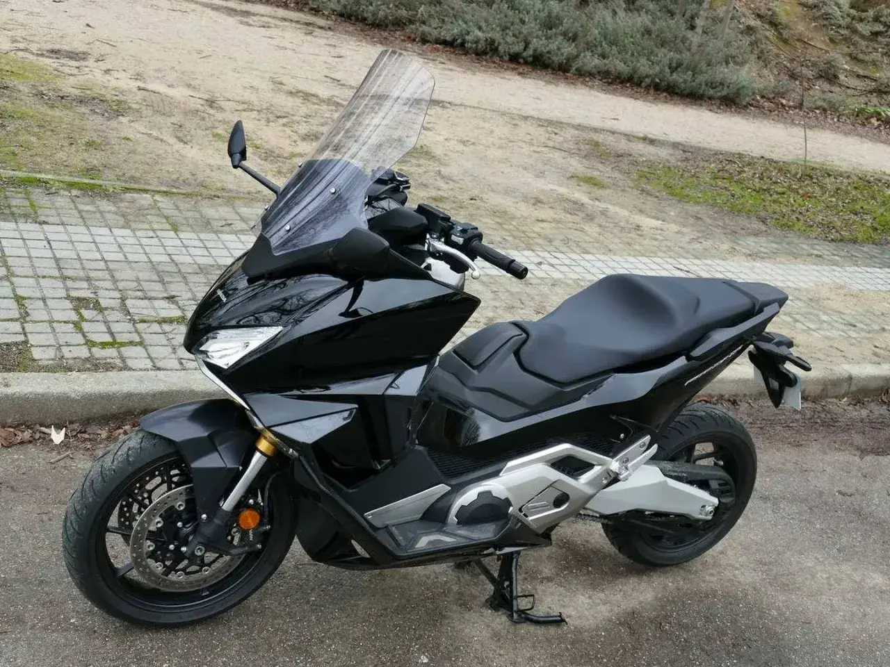 Honda Forza 750 negra, lista para alcanzar su velocidad máxima en cualquier camino.
