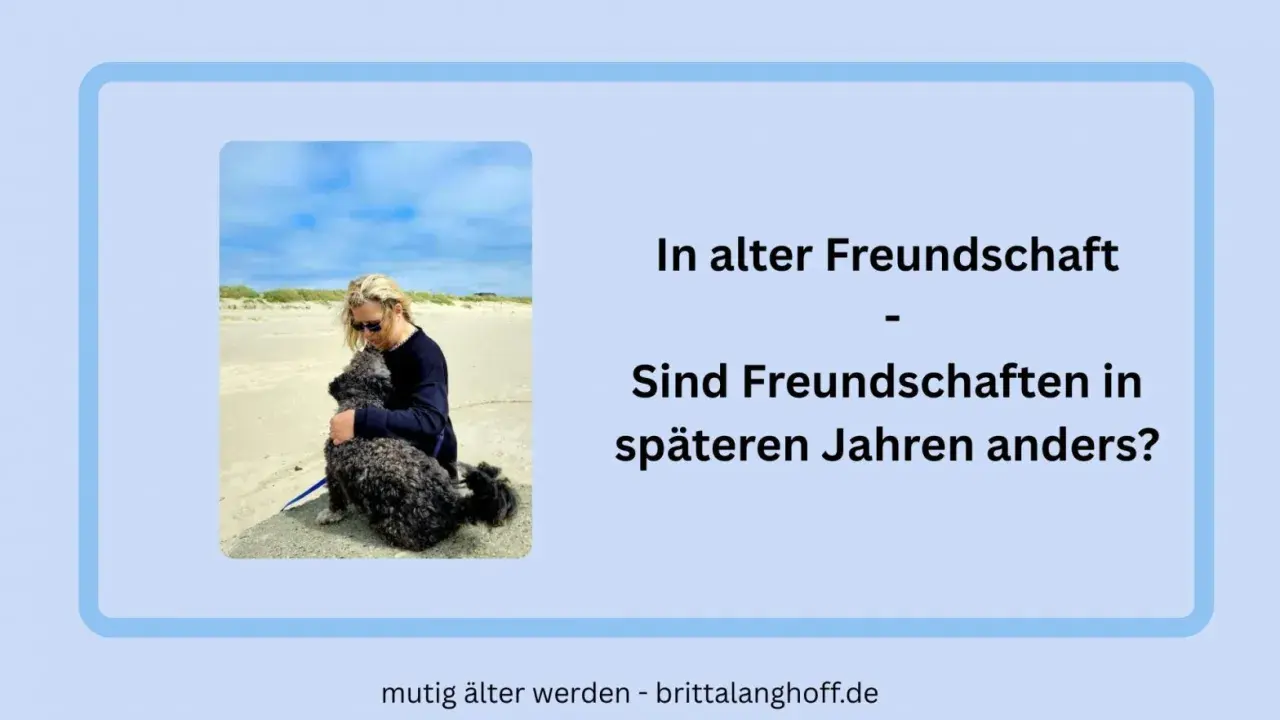 Frau umarmt ihren Hund am Strand. Die Frage "Sind Freundschaften in späteren Jahren anders?" wirft ein Licht auf die Tiefe von Freundschaften im Alter.