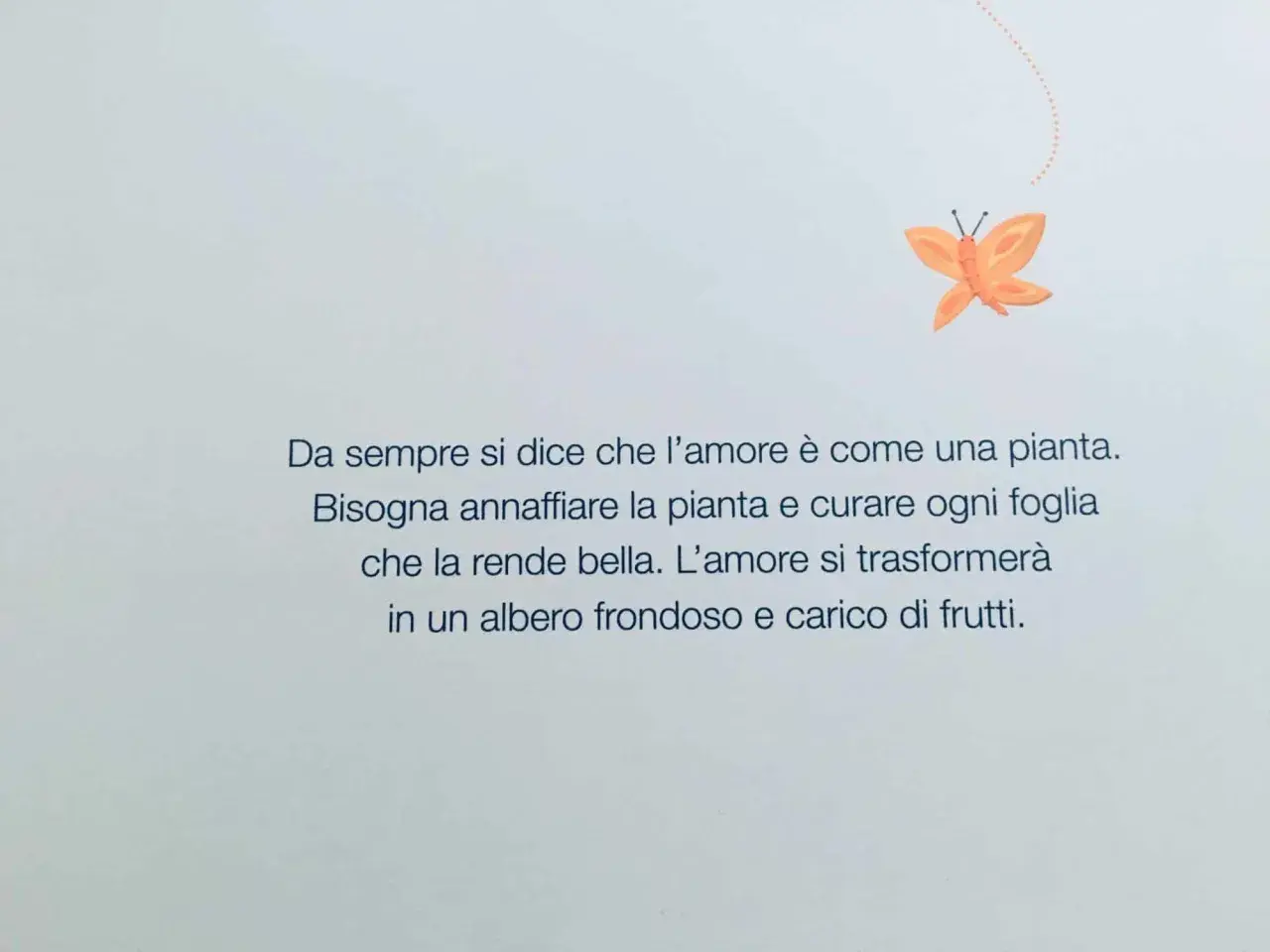 Farfalla arancione vola sopra un testo che parla di come l'amore, come una pianta, ha bisogno di cure e attenzioni per crescere e dare frutti. Un bisogno di amore che trasforma.