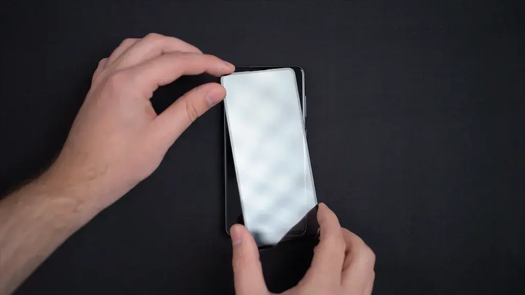 Profesjonalny sposób nakładania szkła na telefon bez przykrych niespodzianek