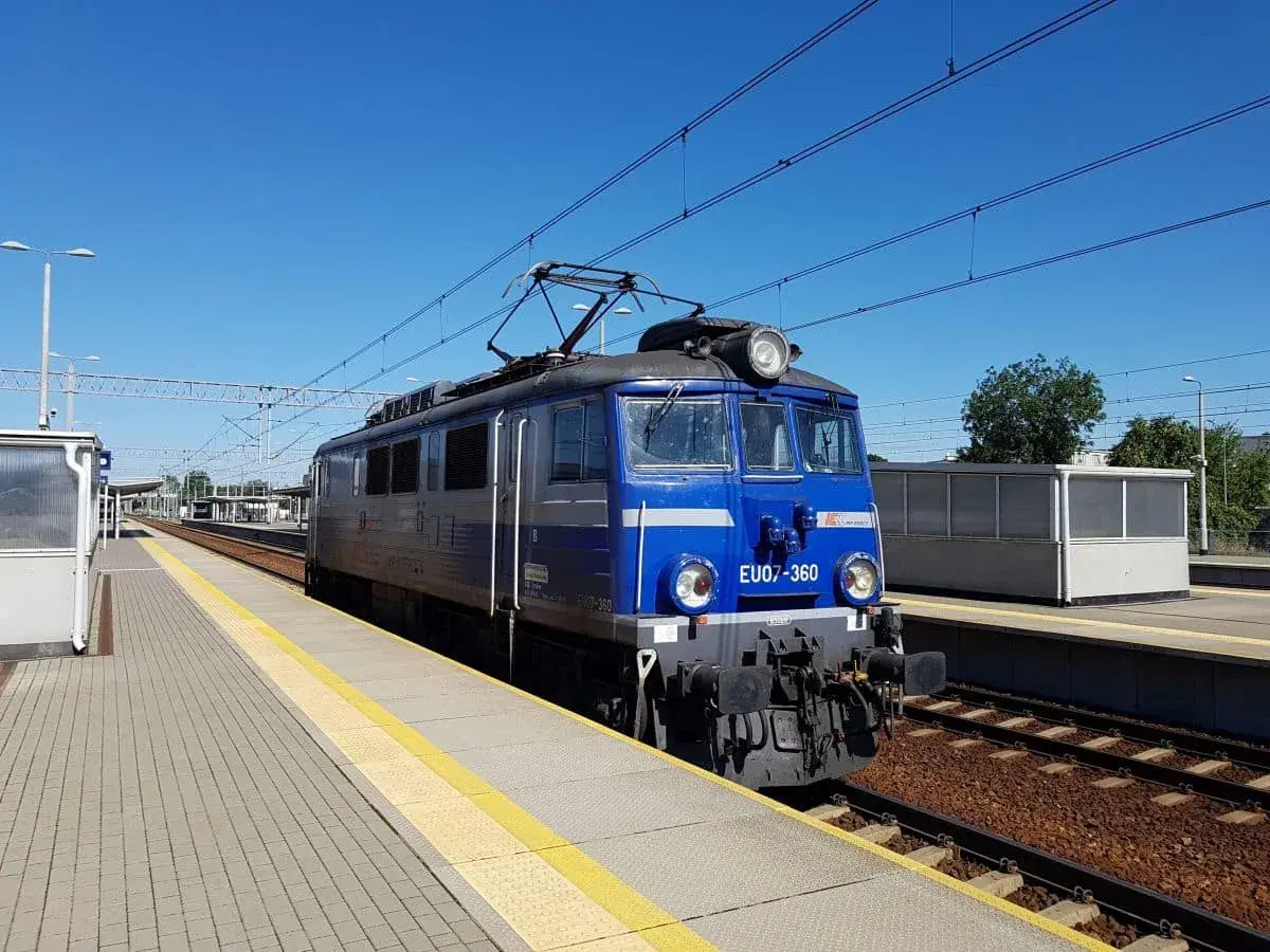 Lokomotywa EU07-360 na stacji, gotowa do podróży. Ep 07.