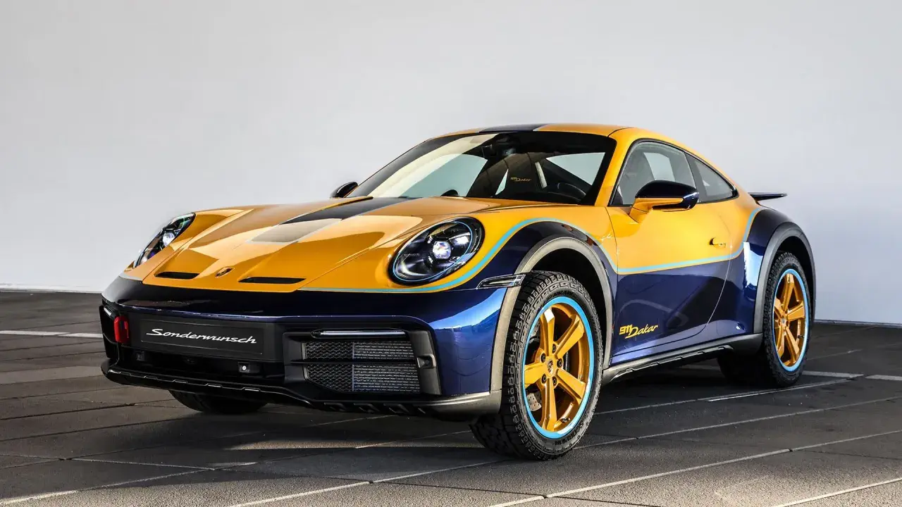 Gul och mörkblå Porsche 911 Dakar redo för ett äventyr. Denna porsche safari-inspirerade bil har högre markfrigång och grova däck.