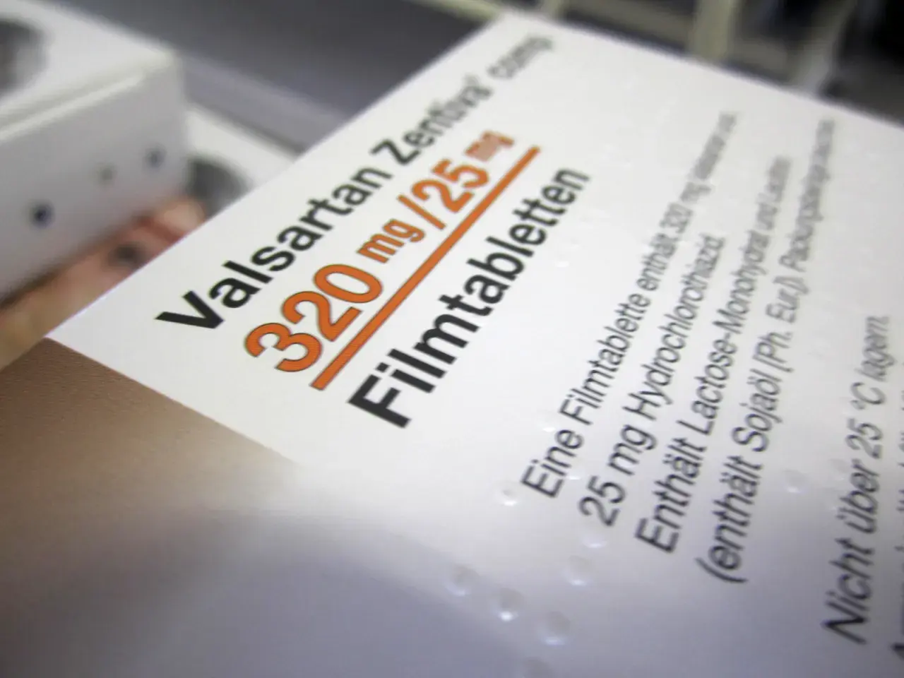 Packung Valsartan Zentiva 320 mg/25 mg Filmtabletten. Enthält Hydrochlorothiazid und Sojaöl.