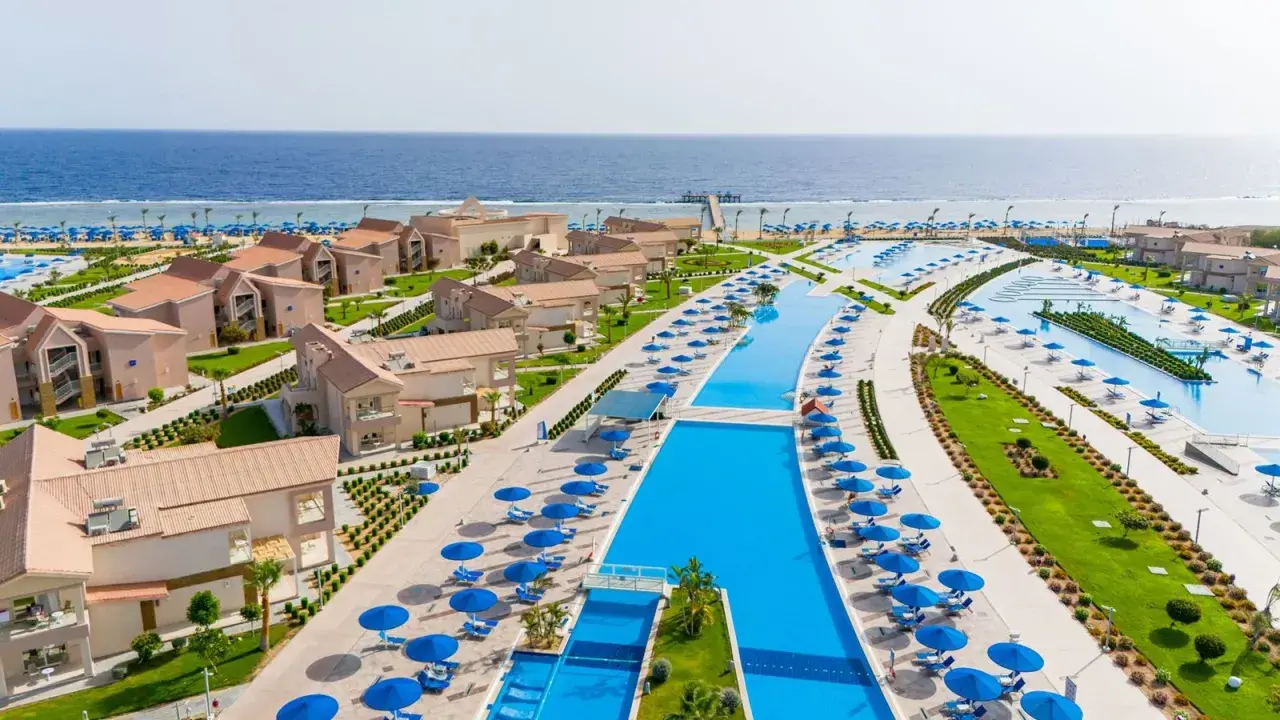 Widok z lotu ptaka na kompleks basenów i budynków hotelowych w Pickalbatros Marsa Alam.