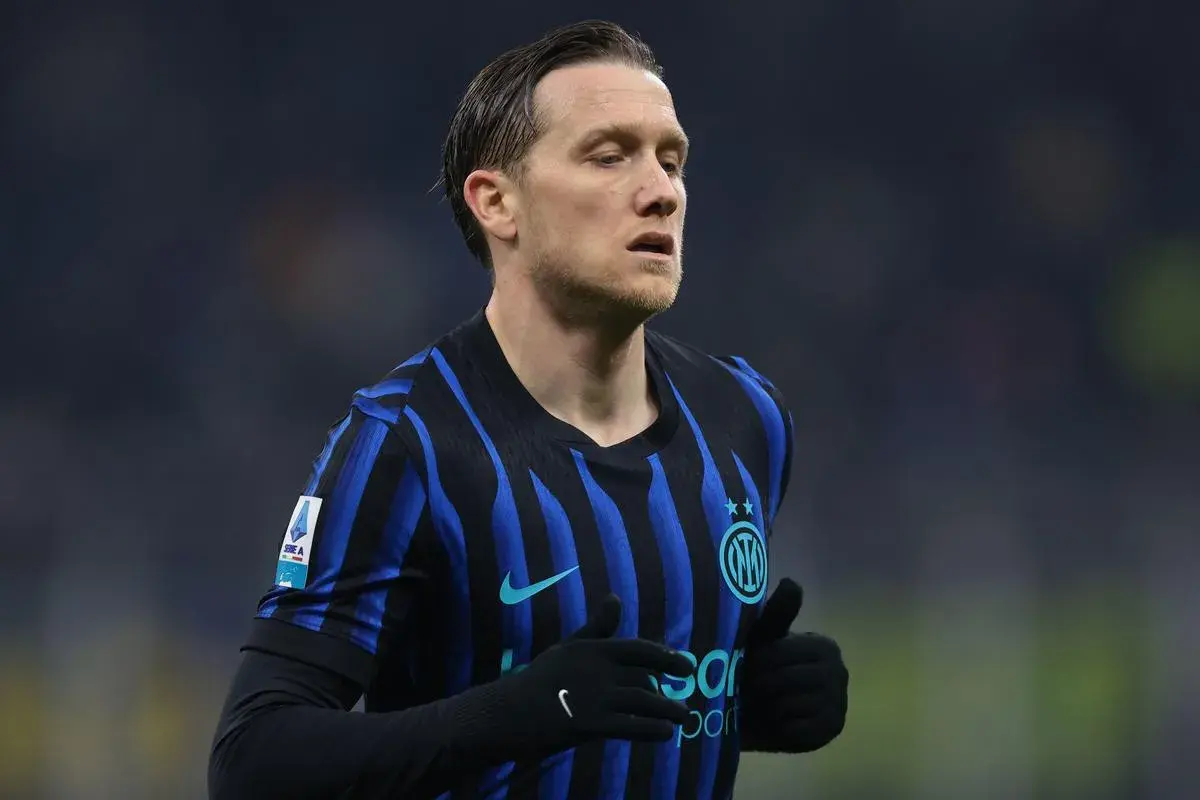 Piłkarz Interu Mediolan w czarno-niebieskiej koszulce, gotowy do gry przeciwko Lazio.
