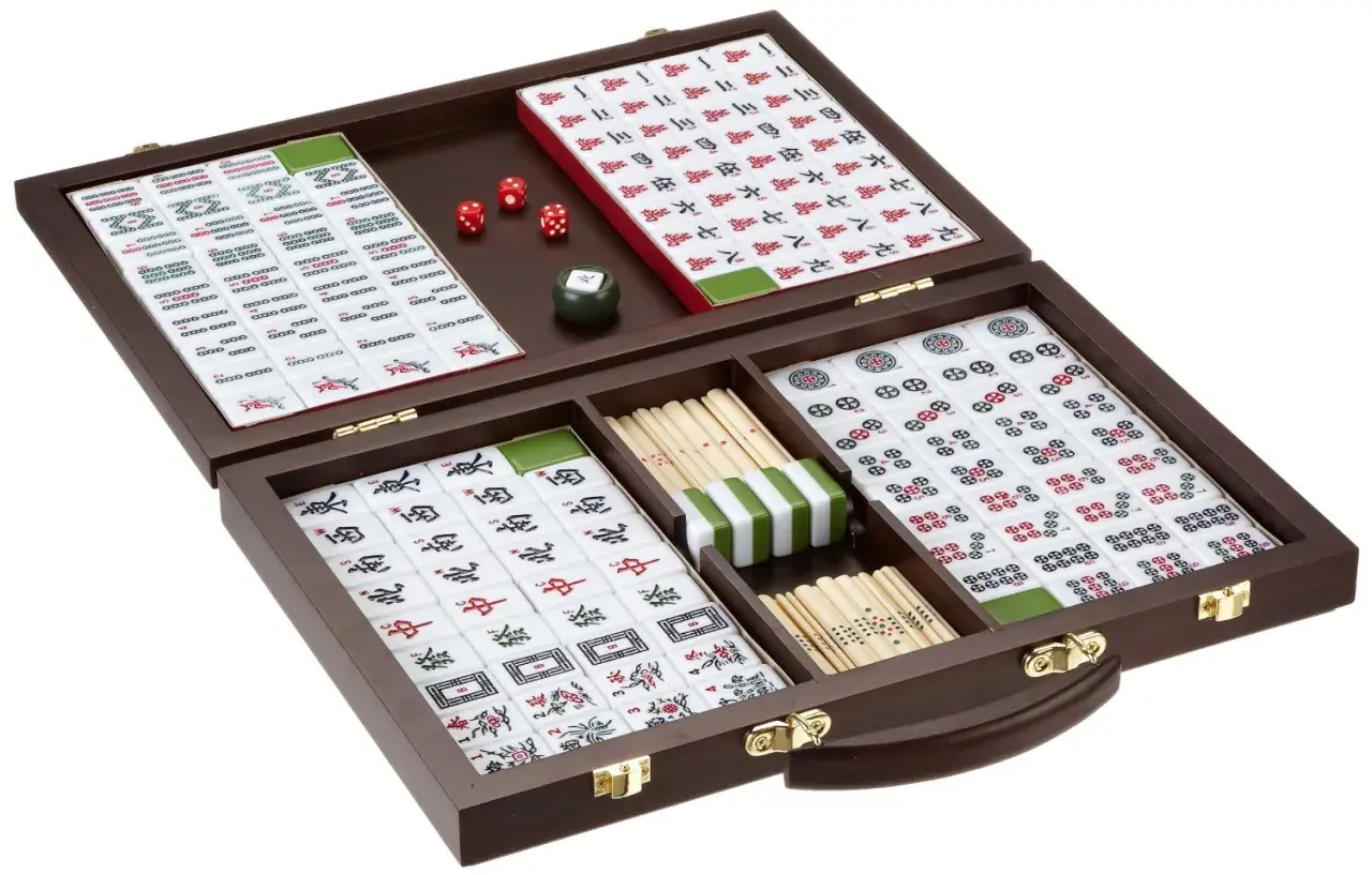 Ein Mahjong-Set in einem Holzkoffer, bereit für spannende japanische Brettspiele. Würfel und Spielsteine sind übersichtlich angeordnet.