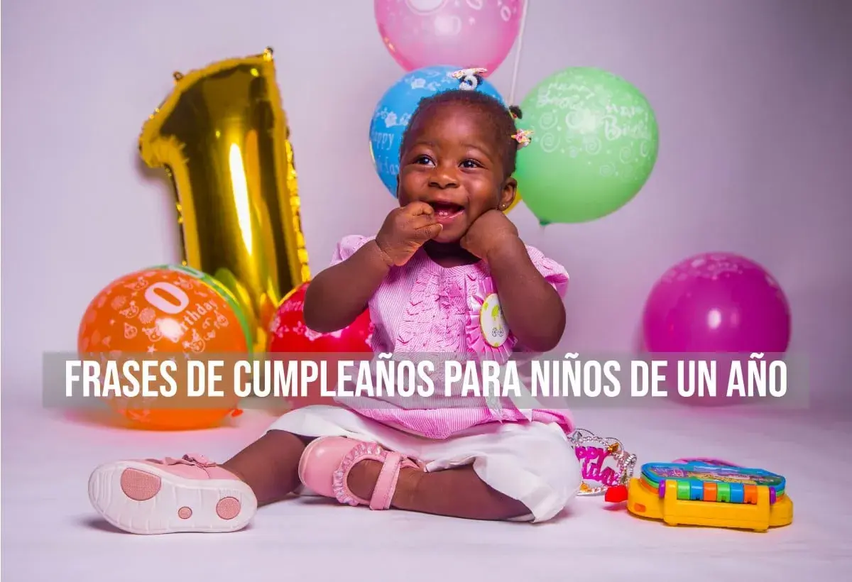 Niña sonriente celebra su primer año con globos y un gran número 1. ¡Felicidades 1 año niña!
